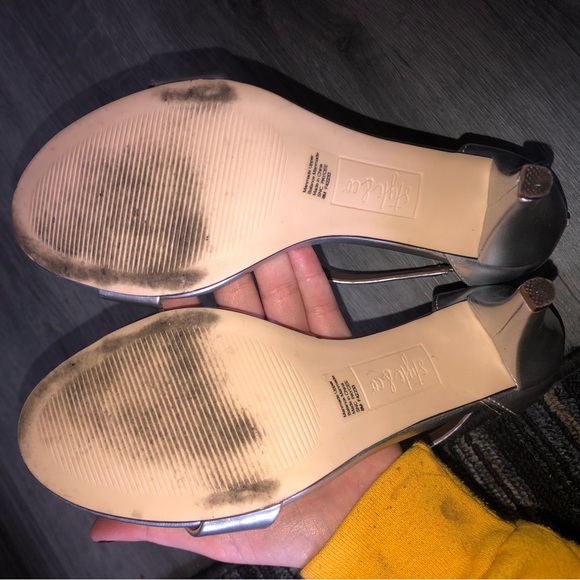 Silver heels - Picture 2 of 2